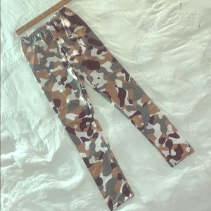 NWT Camouflage Leggings 🦌 Size Large